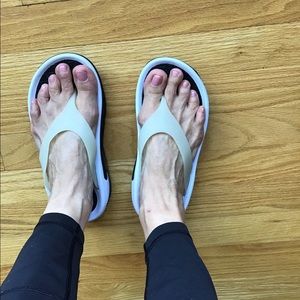 HOKA One One  recovery sandals